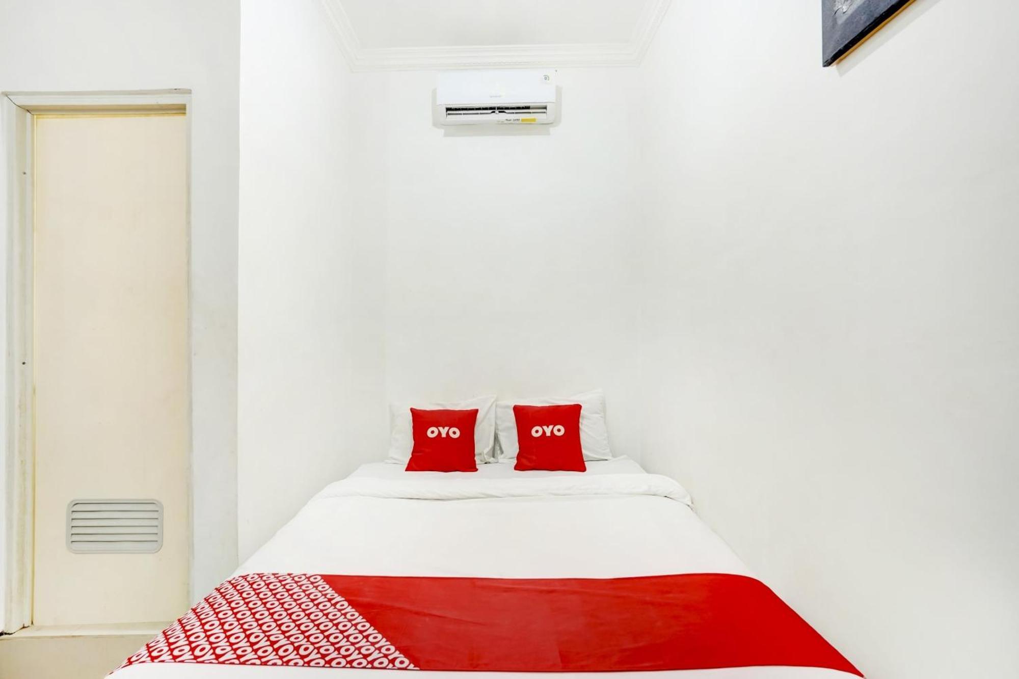 Super Oyo 3702 Homestay Bougenville Syariah Lamongan Bagian luar foto
