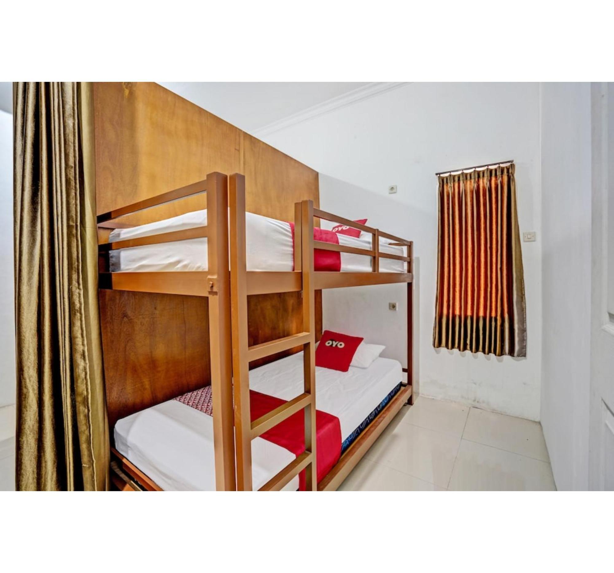 Super Oyo 3702 Homestay Bougenville Syariah Lamongan Bagian luar foto