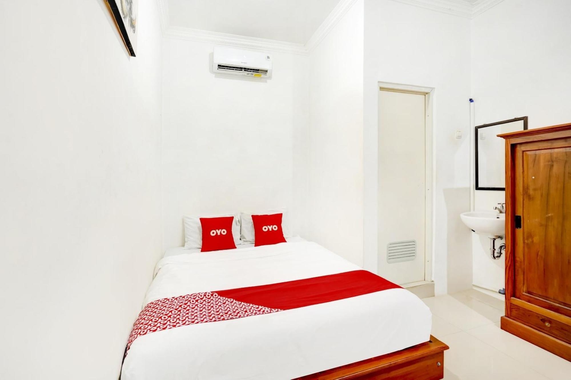 Super Oyo 3702 Homestay Bougenville Syariah Lamongan Bagian luar foto