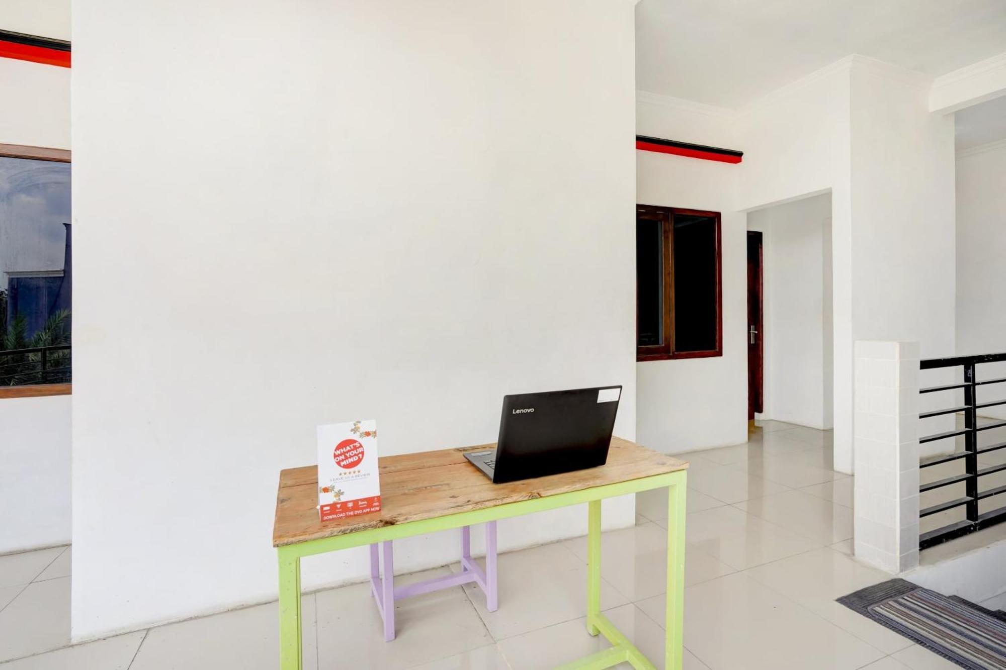 Super Oyo 3702 Homestay Bougenville Syariah Lamongan Bagian luar foto