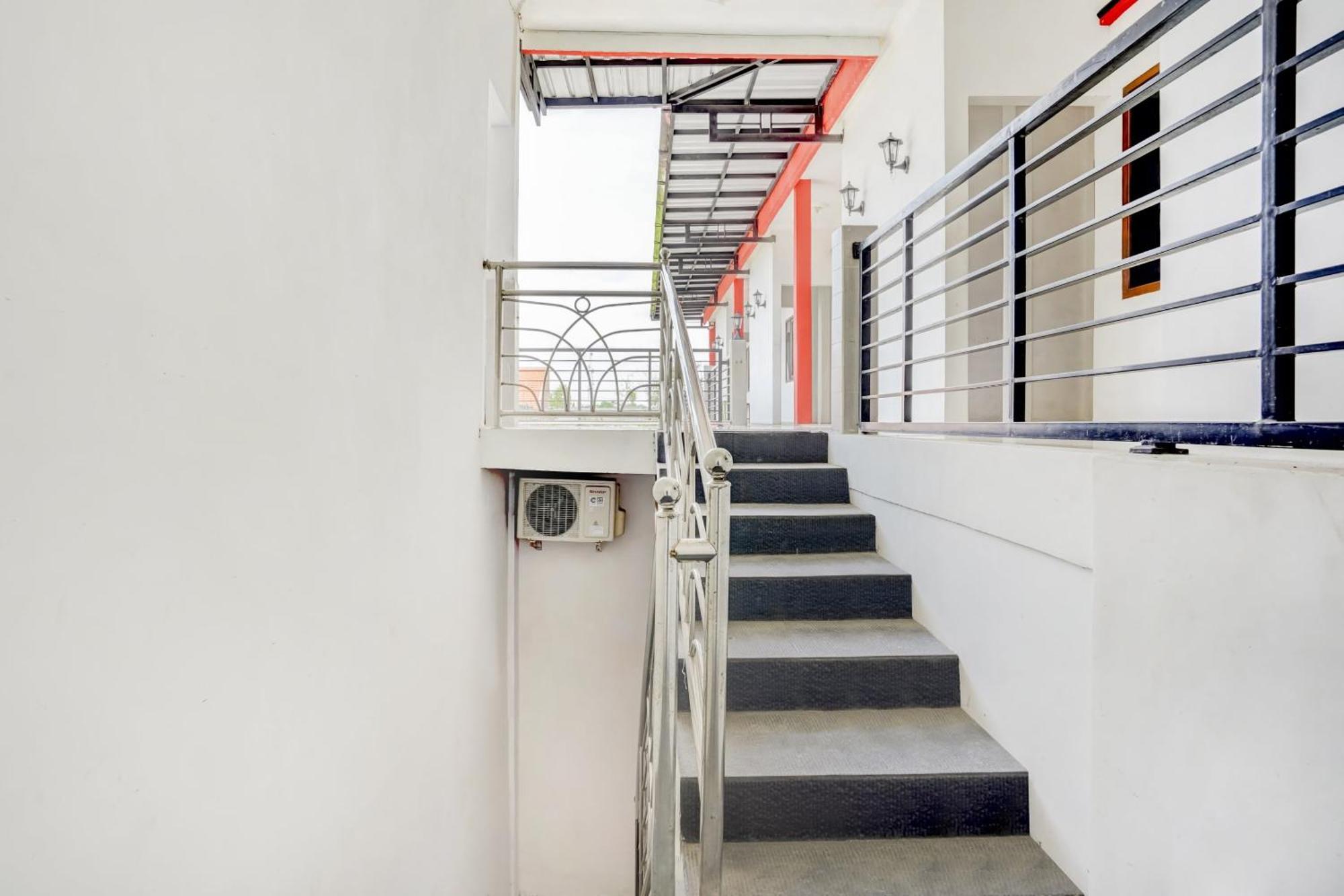 Super Oyo 3702 Homestay Bougenville Syariah Lamongan Bagian luar foto