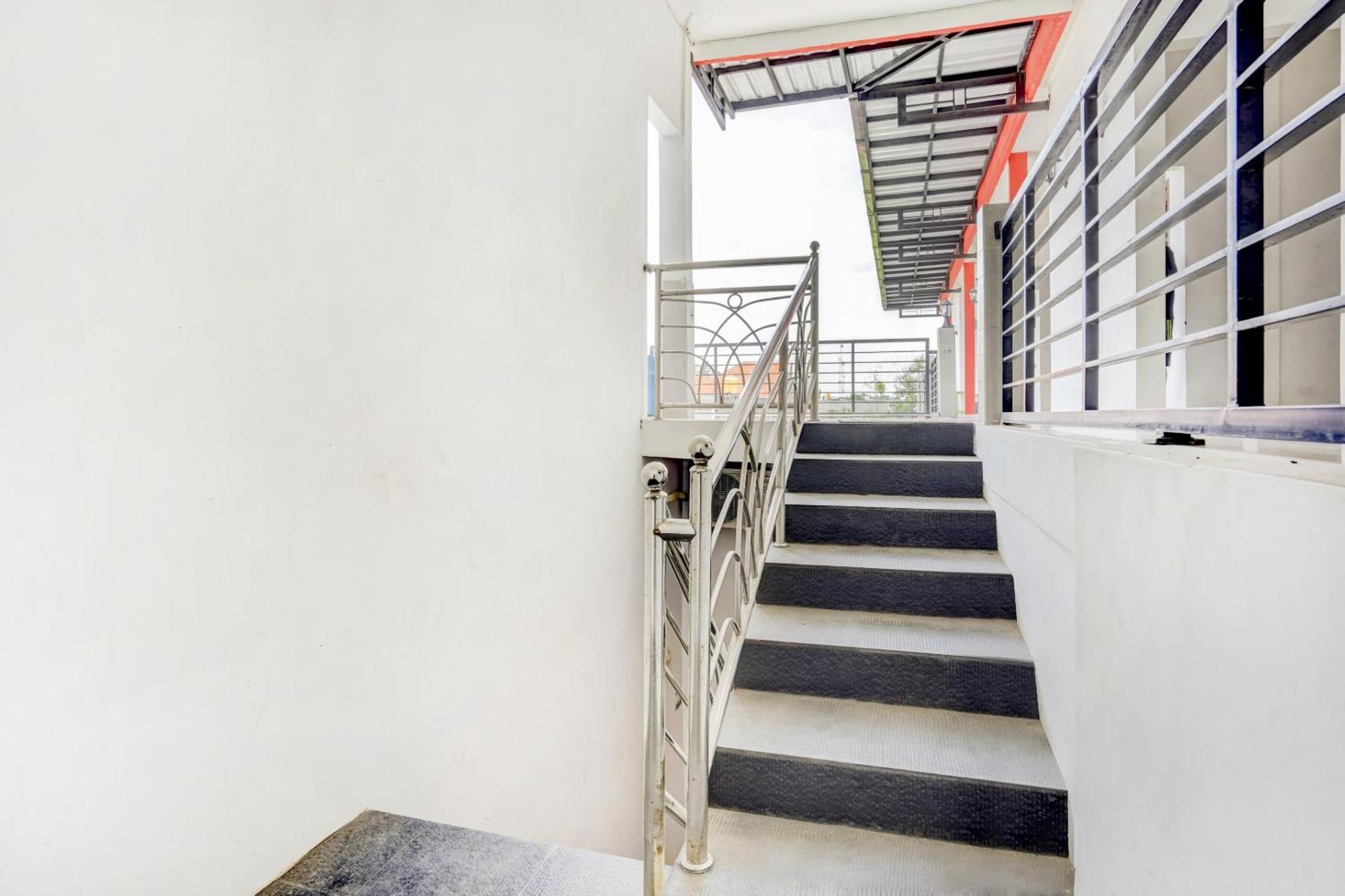 Super Oyo 3702 Homestay Bougenville Syariah Lamongan Bagian luar foto