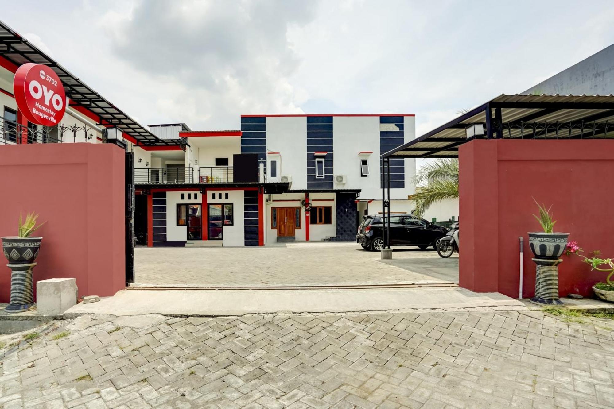 Super Oyo 3702 Homestay Bougenville Syariah Lamongan Bagian luar foto