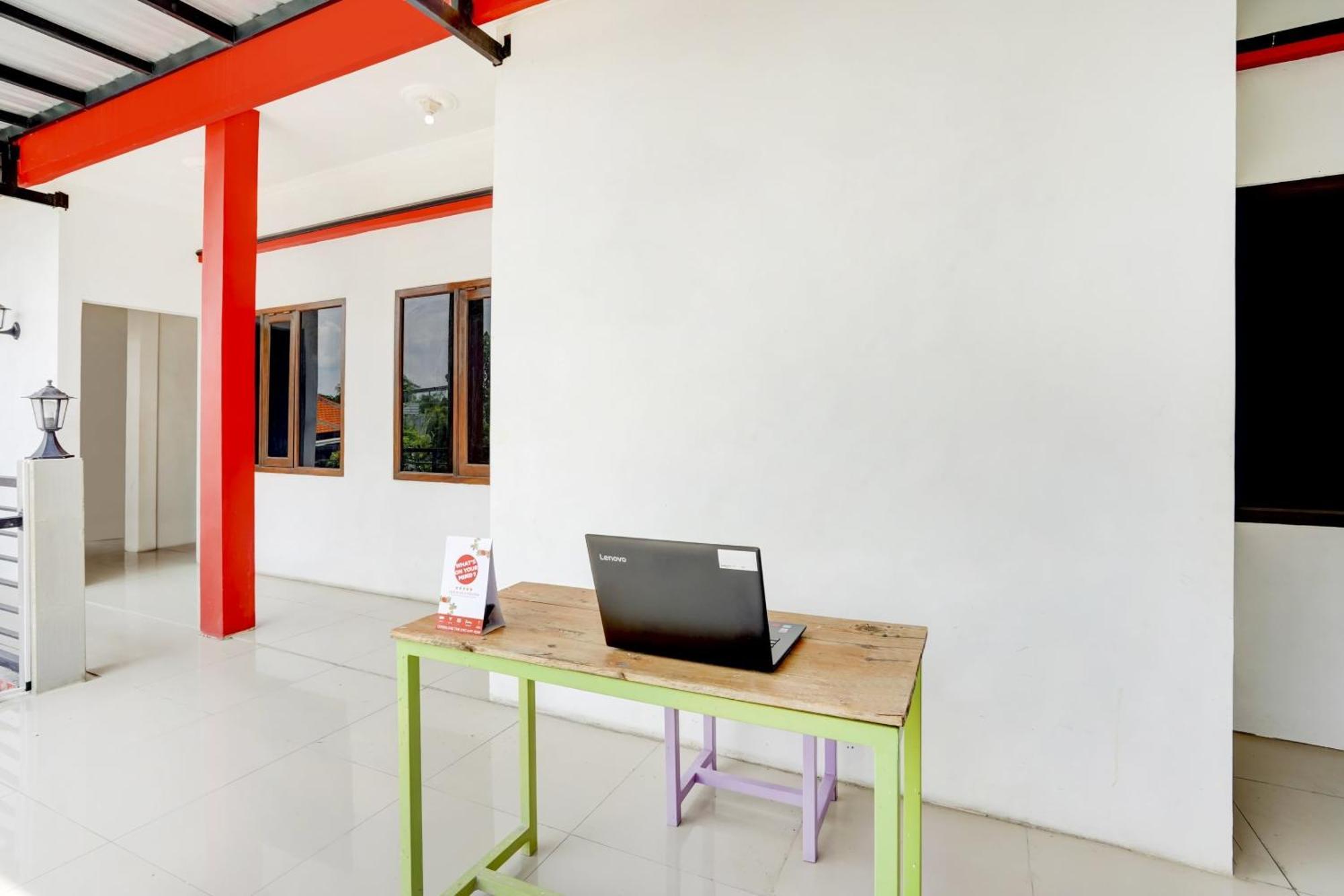 Super Oyo 3702 Homestay Bougenville Syariah Lamongan Bagian luar foto