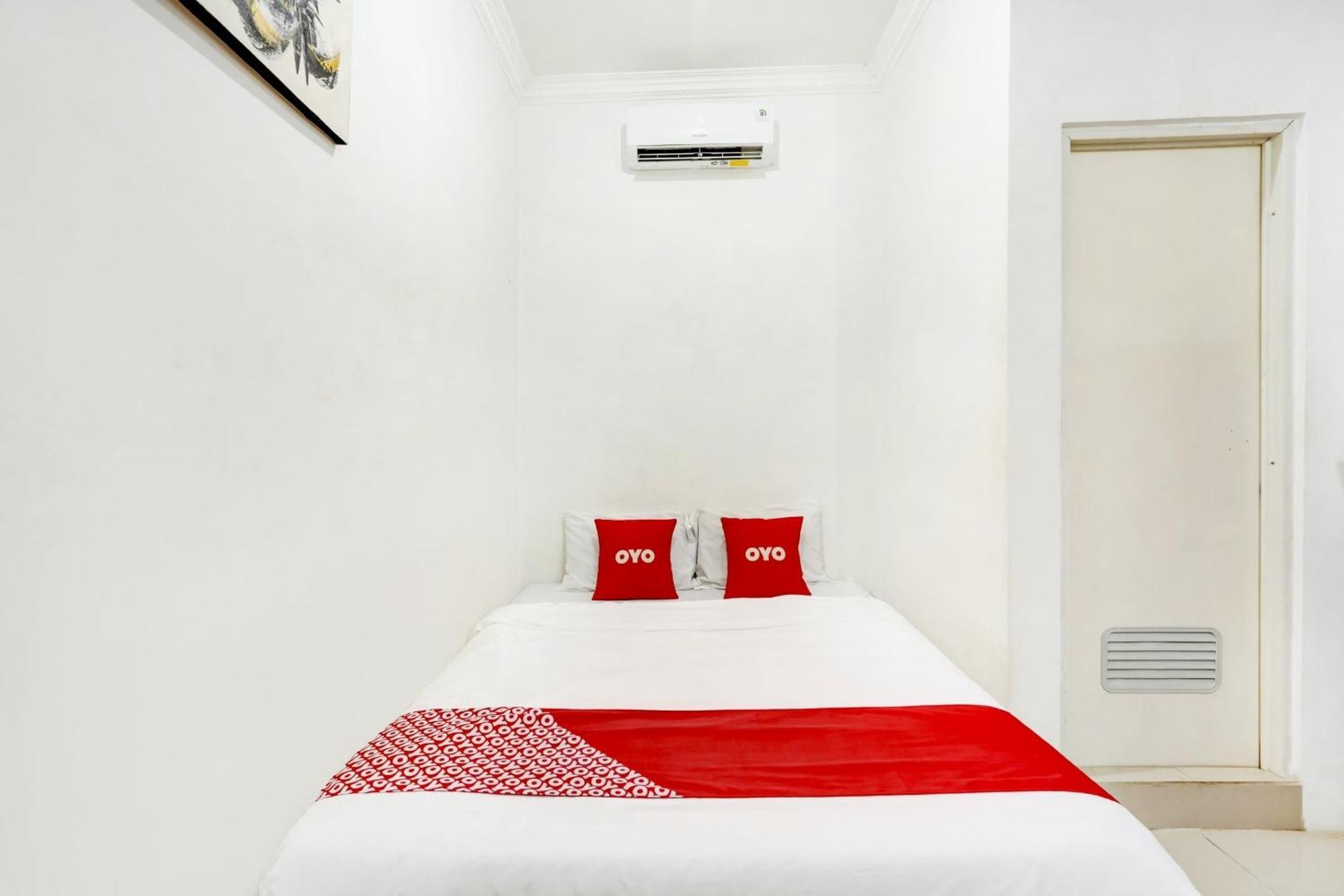 Super Oyo 3702 Homestay Bougenville Syariah Lamongan Bagian luar foto