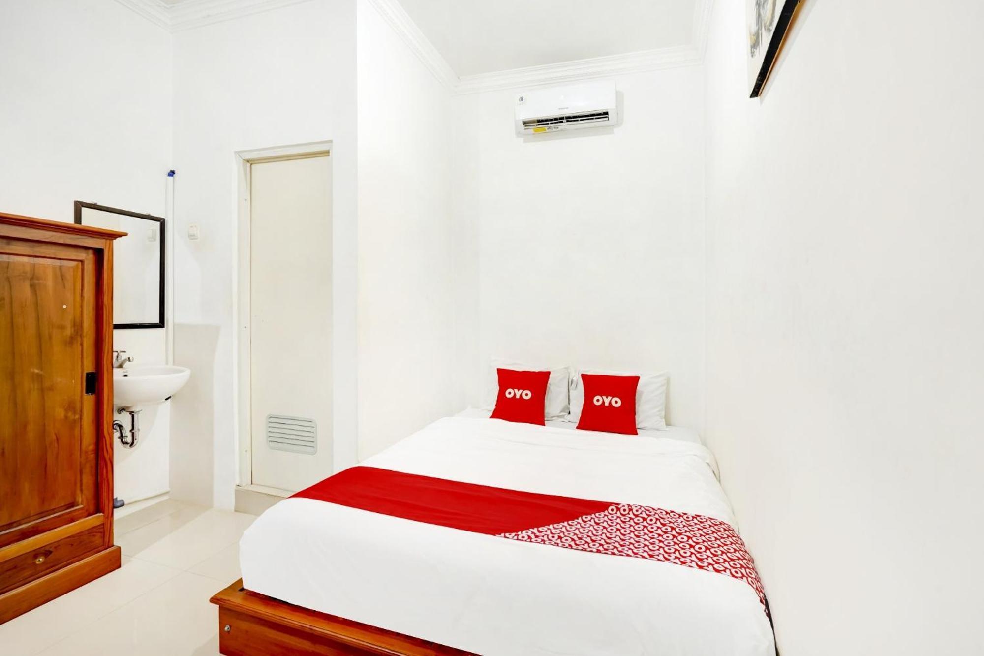 Super Oyo 3702 Homestay Bougenville Syariah Lamongan Bagian luar foto