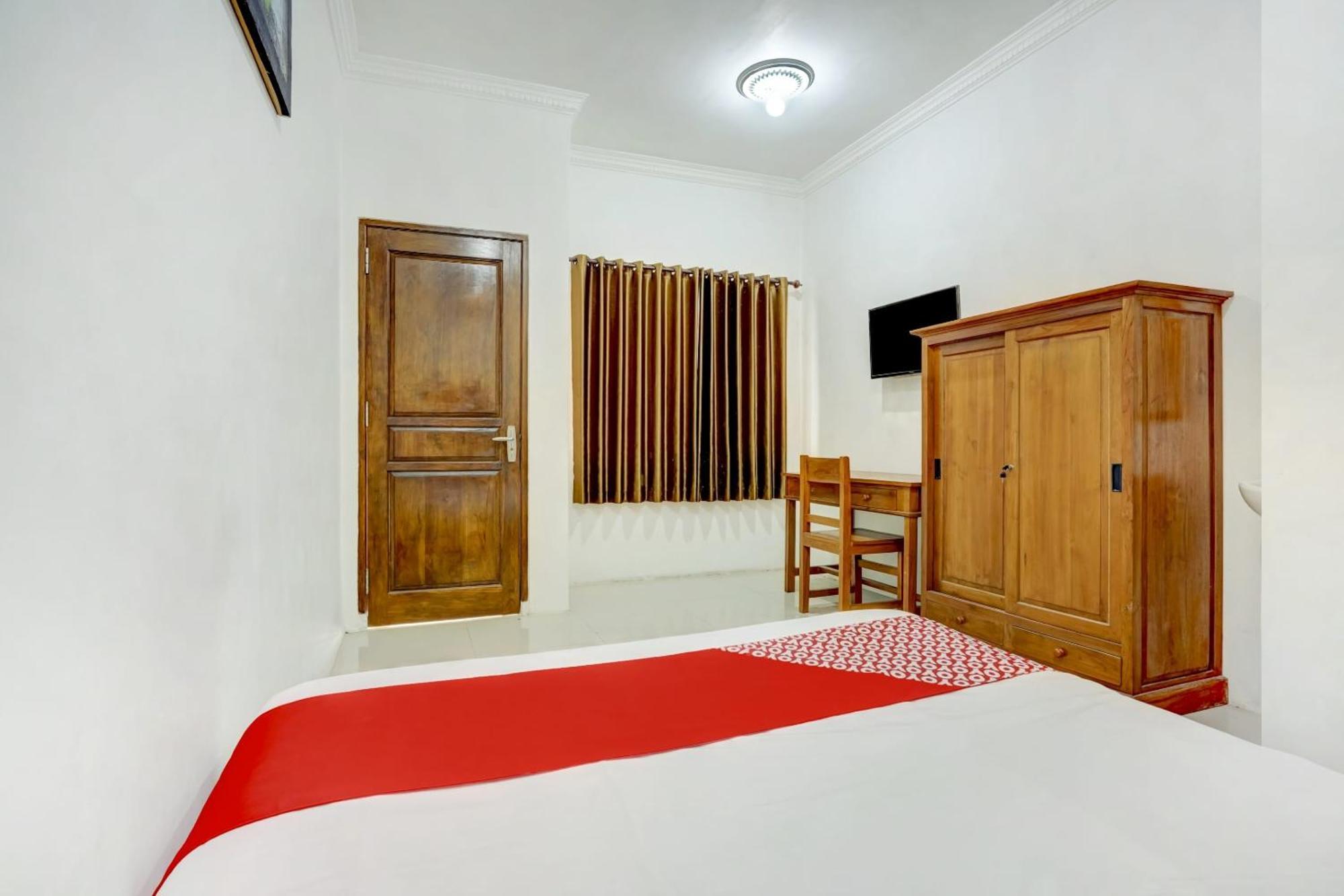 Super Oyo 3702 Homestay Bougenville Syariah Lamongan Bagian luar foto