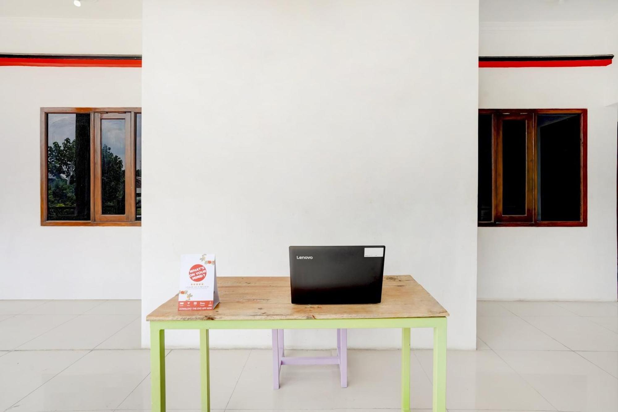 Super Oyo 3702 Homestay Bougenville Syariah Lamongan Bagian luar foto