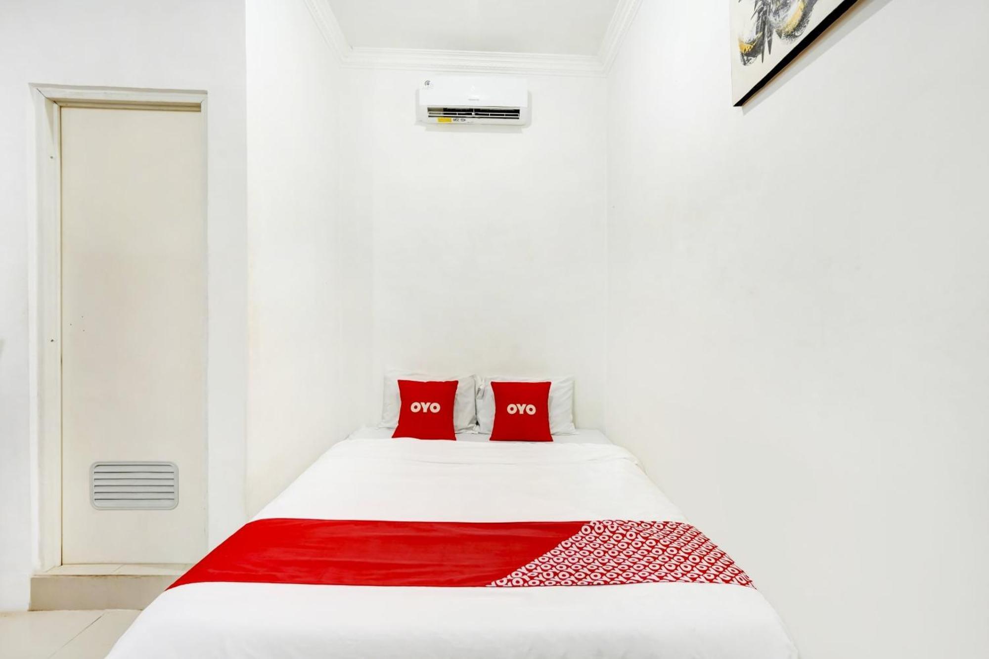 Super Oyo 3702 Homestay Bougenville Syariah Lamongan Bagian luar foto